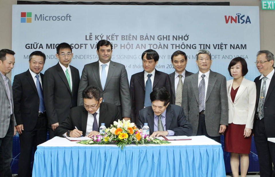 Ngày 4/11/2014, tại Hà Nội diễn ra Lễ ký kết Biên bản ghi nhớ giữa Tập đoàn Microsoft (Hoa Kỳ) và Hiệp hội An toàn Thông tin Việt Nam (VNISA) nhằm tăng cường công tác bảo mật và an toàn thông tin Việt Nam. (Ảnh: Minh Quyết/TTXVN)