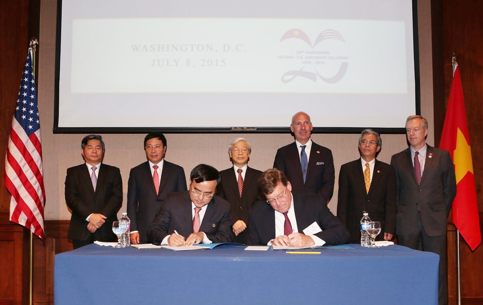 Lễ ký Bản ghi nhớ giữa Tập đoàn Điện lực Việt Nam và Công ty Điện lực General Electric (GE) về hợp tác trong các lĩnh vực phát triển nguồn nhân lực, quản lý doanh nghiệp, vận hành nhà máy và tối ưu hóa dịch vụ, cải thiện ổn định lưới điện đầu tư và phát triển điện gió tại Việt Nam, chiều 8/7/2015, trong chuyến thăm chính thức Hoa Kỳ của Tổng Bí thư Nguyễn Phú Trọng. (Ảnh: Trí Dũng/TTXVN)