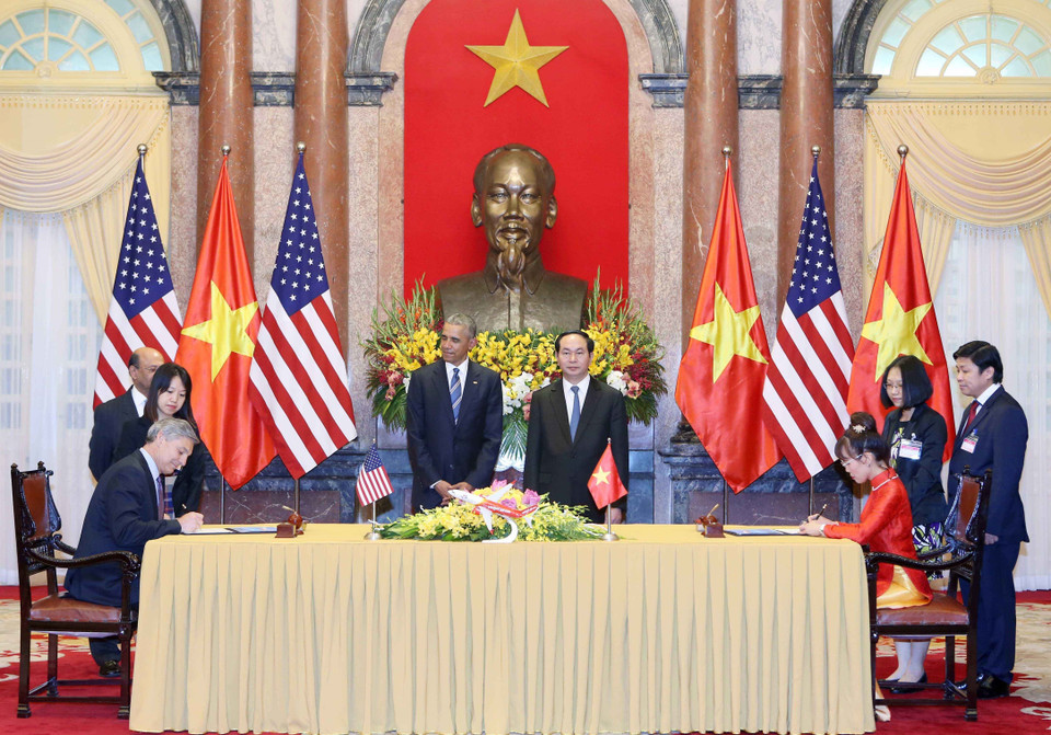 Chủ tịch nước Trần Đại Quang và Tổng thống Barack Obama chứng kiến Lễ ký hợp đồng đặt mua 100 máy bay Boeing giữa Hãng hàng không VietjetAir của Việt Nam với Tập đoàn chế tạo máy bay Boeing của Hoa Kỳ. (Ảnh: Nhan Sáng/TTXVN)
