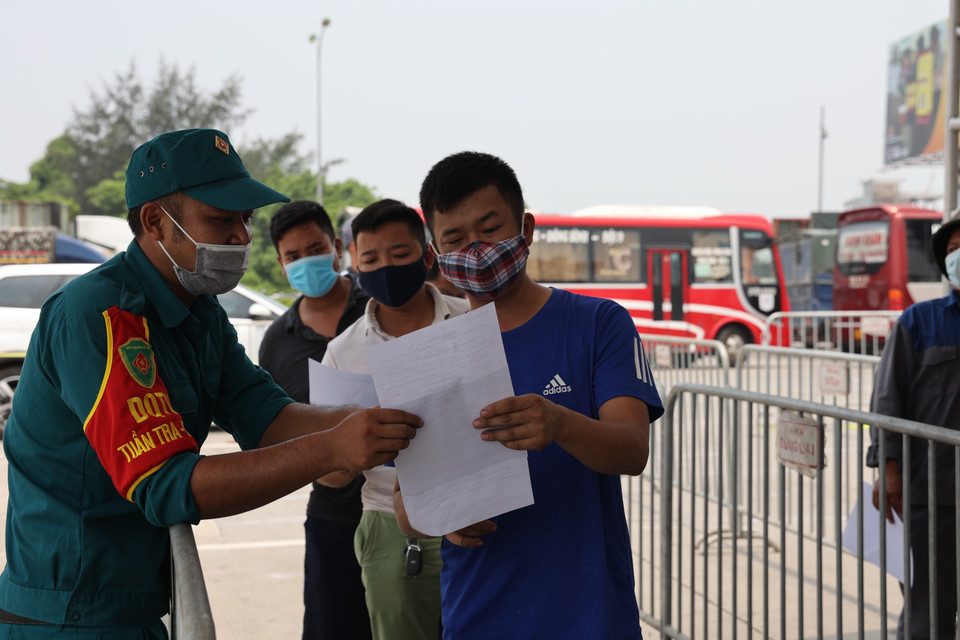 Hướng dẫn các lái xe, phụ xe khai báo y tế. (Ảnh: TTXVN phát)