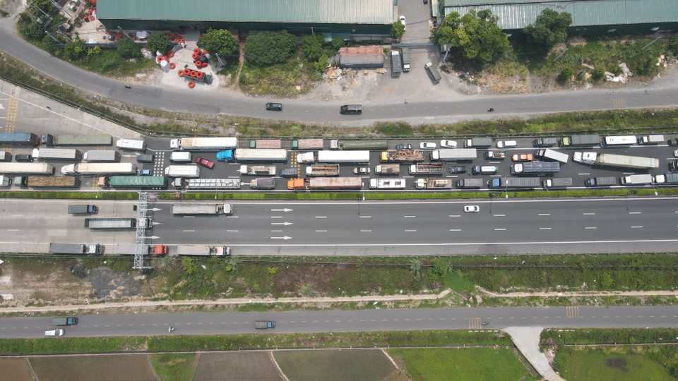 Lượng phương tiện qua Trạm thu phí cao tốc Pháp Vân-Cầu Giẽ, vào trung tâm Thành phố Hà Nội rất đông gây ùn tắc kéo dài. (Ảnh: TTXVN phát)