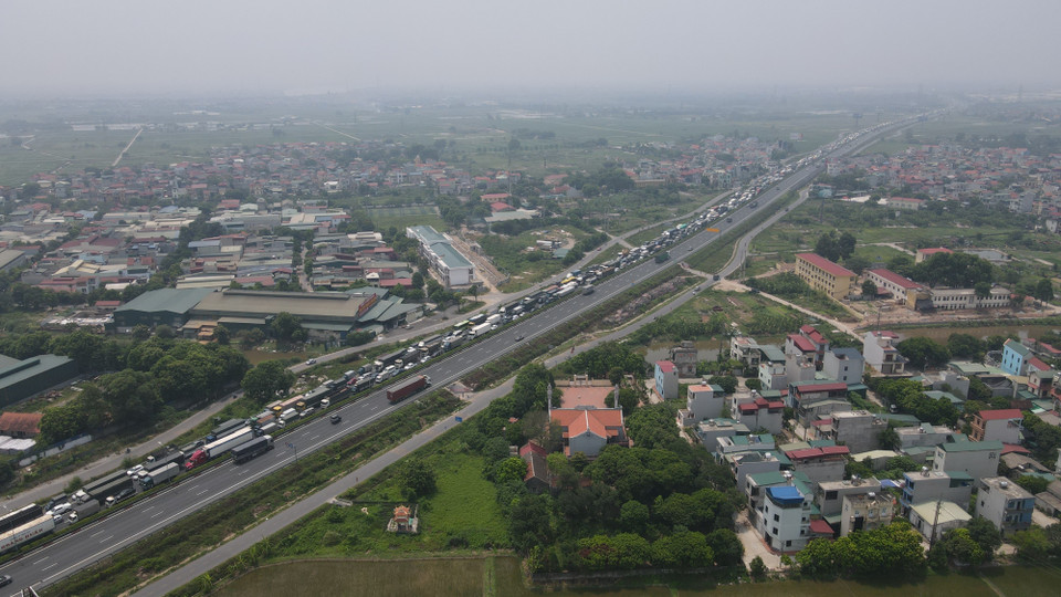 Các phương tiện xếp hàng dài trước Trạm thu phí cao tốc Pháp Vân-Cầu Giẽ vào trung tâm Thành phố Hà Nội. (Ảnh: TTXVN phát)