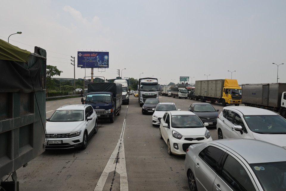 Lượng phương tiện qua Trạm thu phí cao tốc Pháp Vân-Cầu Giẽ, vào trung tâm Thành phố Hà Nội rất đông gây ùn tắc kéo dài. (Ảnh: TTXVN phát)