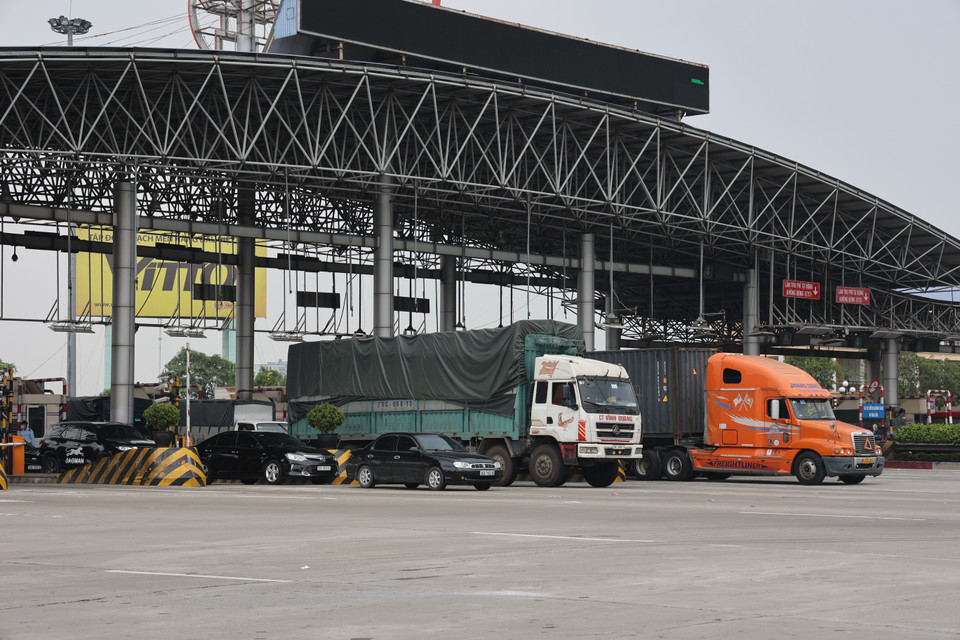 Các phương tiện phải xếp hàng dài trước trạm kiểm dịch.