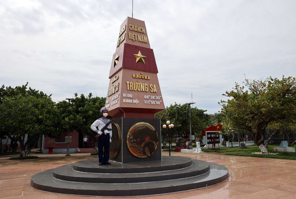 Chiến sỹ Hải quân canh gác cột mốc chủ quyền trên đảo Trường Sa. (Ảnh: Diệp Trương/TTXVN)