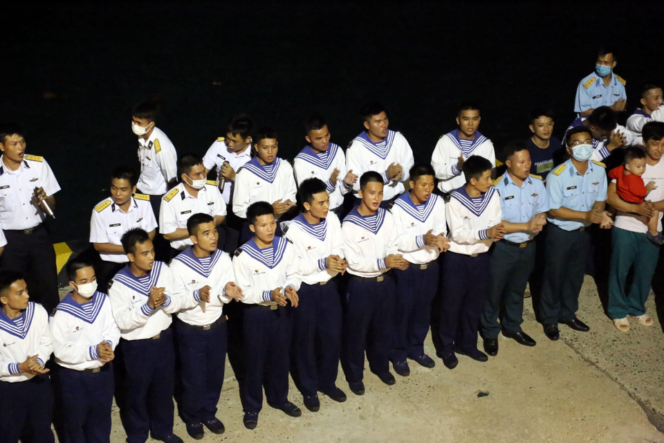 Các chiến sỹ đảo Trường Sa chia tay Đoàn công tác đến thăm và làm việc với Trường Sa và Nhà giàn DK1. (Ảnh: Diệp Trương/TTXVN)