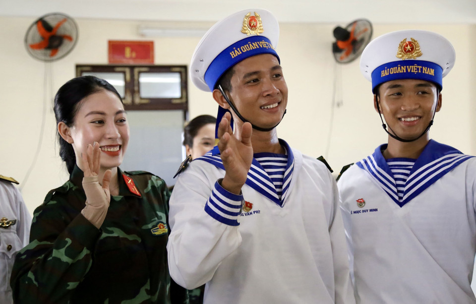 Các chiến sỹ Trường Sa giao lưu văn nghệ với Đoàn công tác đến thăm và làm việc với Trường Sa và Nhà giàn DK1. (Ảnh: Diệp Trương/TTXVN)