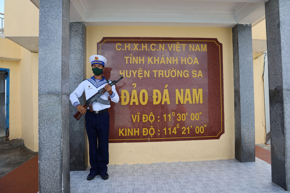 Chiến sỹ hải quân canh gác cột mốc chủ quyền trên đảo Đá Nam. (Ảnh: Diệp Trương/TTXVN)