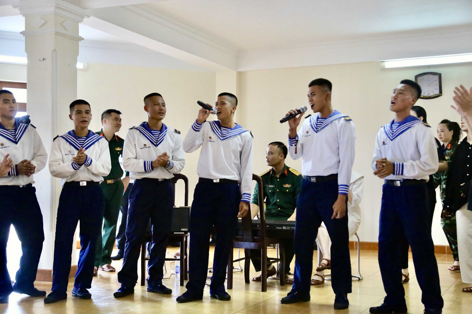 Các chiến sỹ Trường Sa giao lưu văn nghệ với Đoàn công tác đến thăm và làm việc với Trường Sa và Nhà giàn DK1. (Ảnh: Diệp Trương/TTXVN)