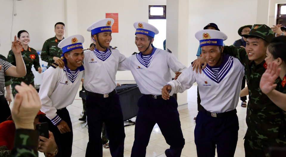 Các chiến sỹ Trường Sa giao lưu văn nghệ với Đoàn công tác đến thăm và làm việc với Trường Sa và Nhà giàn DK1. (Ảnh: Diệp Trương/TTXVN)