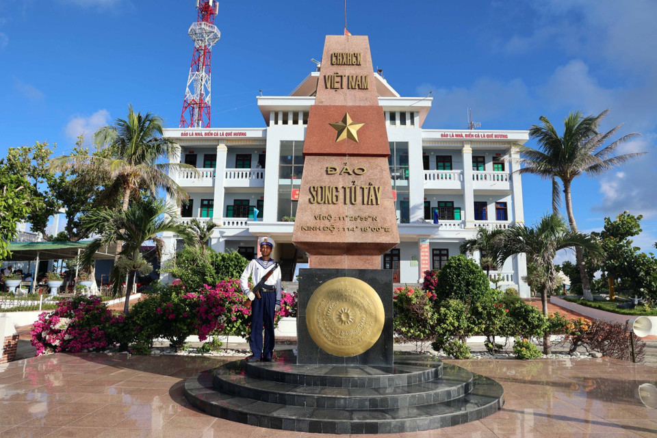 Chiến sỹ hải quân canh gác cột mốc chủ quyền trên đảo Song Tử Tây. (Ảnh: Diệp Trương/TTXVN)