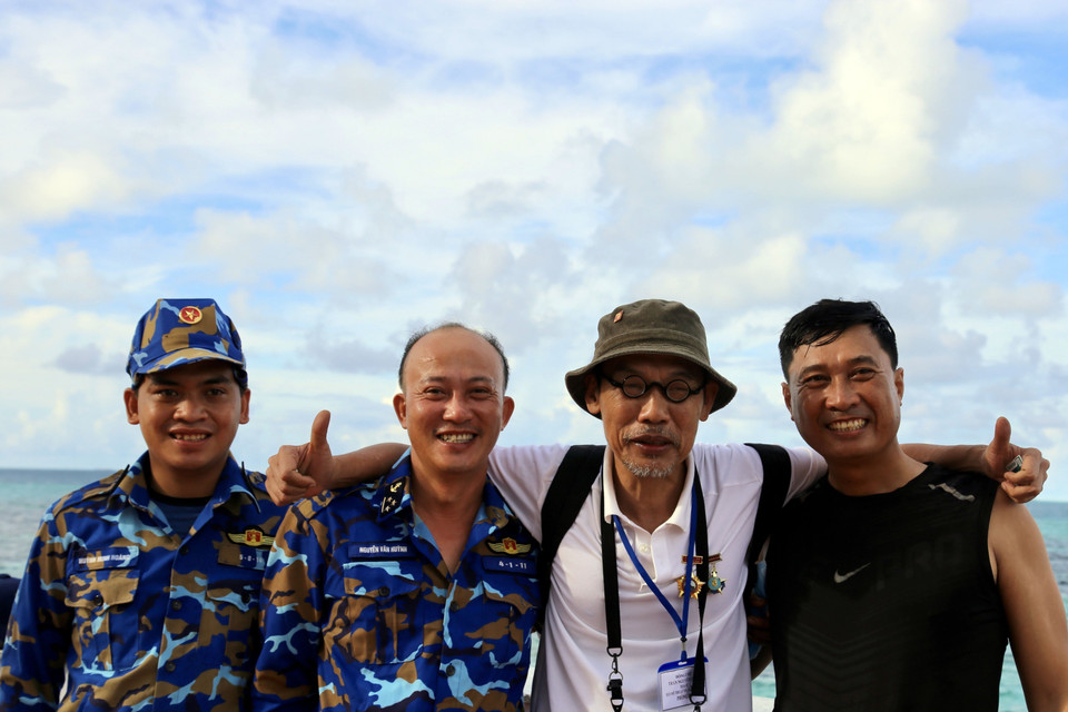 Các chiến sỹ Trường Sa chụp ảnh kỷ niệm cùng họa sỹ Trần Nguyên Hiếu. (Ảnh: Diệp Trương/TTXVN)