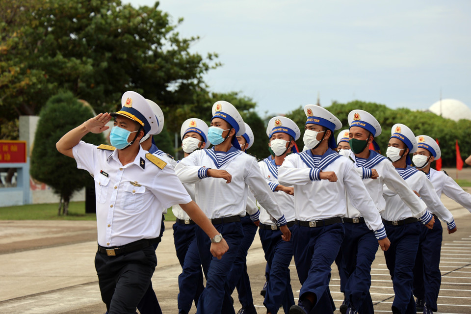 Các cán bộ, chiến sỹ làm Lễ chào cờ tại đảo Trường Sa. (Ảnh: Diệp Trương/TTXVN)