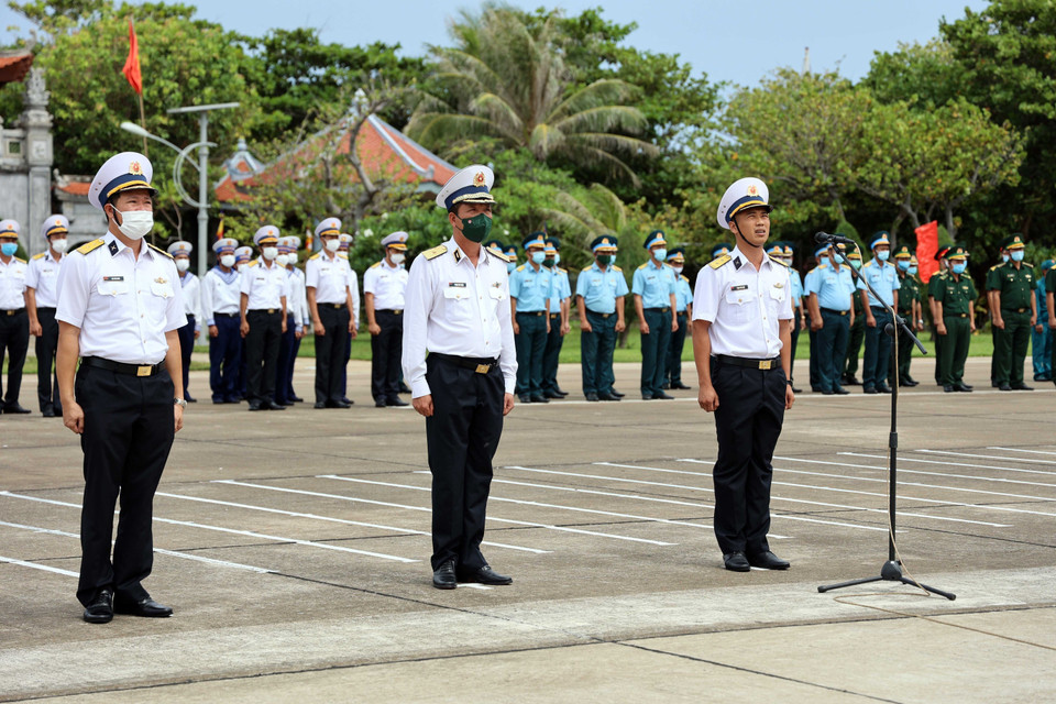 Đoàn công tác cùng các cán bộ, chiến sỹ làm Lễ chào cờ tại đảo Trường Sa. (Ảnh: Diệp Trương/TTXVN)