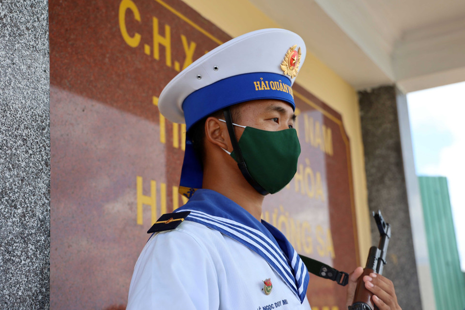 Chiến sỹ Hải quân canh gác cột mốc chủ quyền trên đảo Đá Nam. (Ảnh: Diệp Trương/TTXVN)