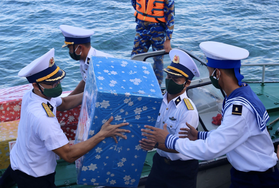 Các cán bộ, chiến sỹ hỗ trợ Đoàn công tác chuyển quà tặng đến các đảo thuộc quần đảo Trường Sa. (Ảnh: Diệp Trương/TTXVN)