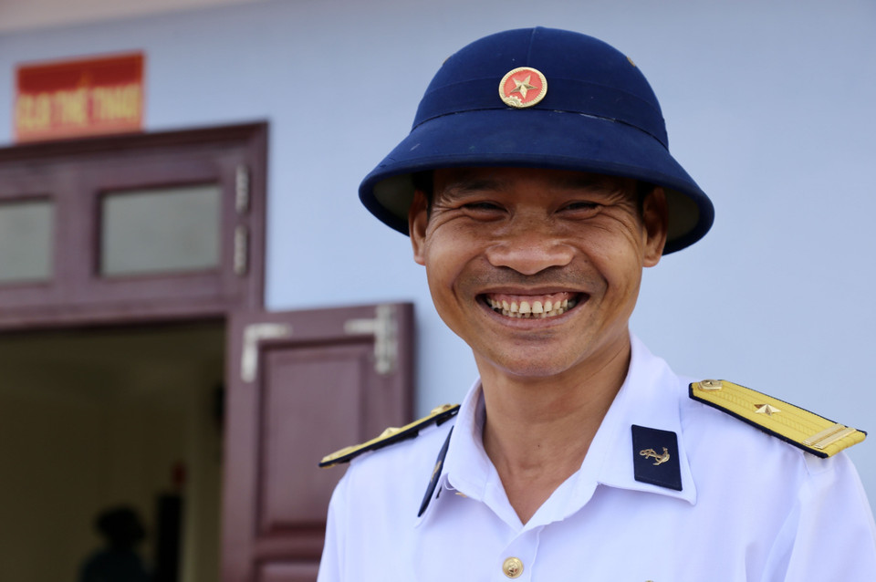 Nụ cười chiến sỹ Trường Sa trong ngày đón Đoàn công tác đến thăm và làm việc tại Trường Sa và Nhà giàn DK1. (Ảnh: Diệp Trương/TTXVN)