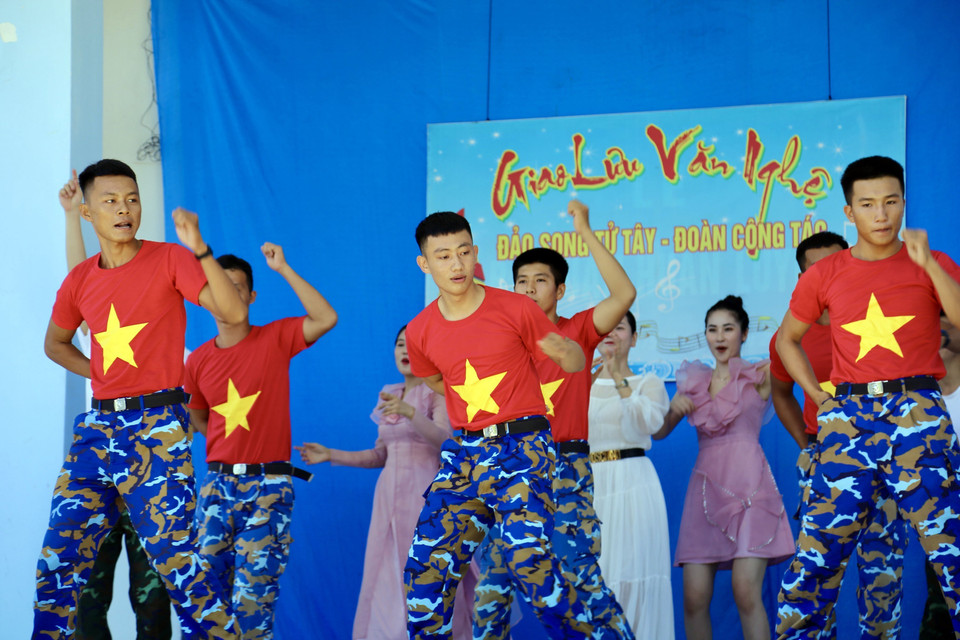 Các chiến sỹ đảo Song Tử Tây giao lưu văn nghệ với Đoàn công tác đến thăm và làm việc với Trường Sa và Nhà giàn DK1. (Ảnh: Diệp Trương/TTXVN)