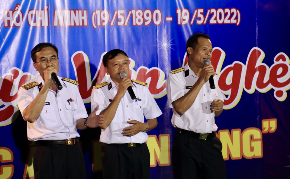 Các cán bộ, chiến sỹ Trường Sa giao lưu văn nghệ với Đoàn công tác đến thăm và làm việc với Trường Sa và Nhà giàn DK1. (Ảnh: Diệp Trương/TTXVN)