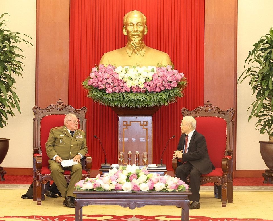 Tổng Bí thư Nguyễn Phú Trọng với Bộ trưởng Bộ các Lực lượng Vũ trang Cách mạng Cuba Álvaro López Miera. (Ảnh: Trí Dũng/TTXVN)