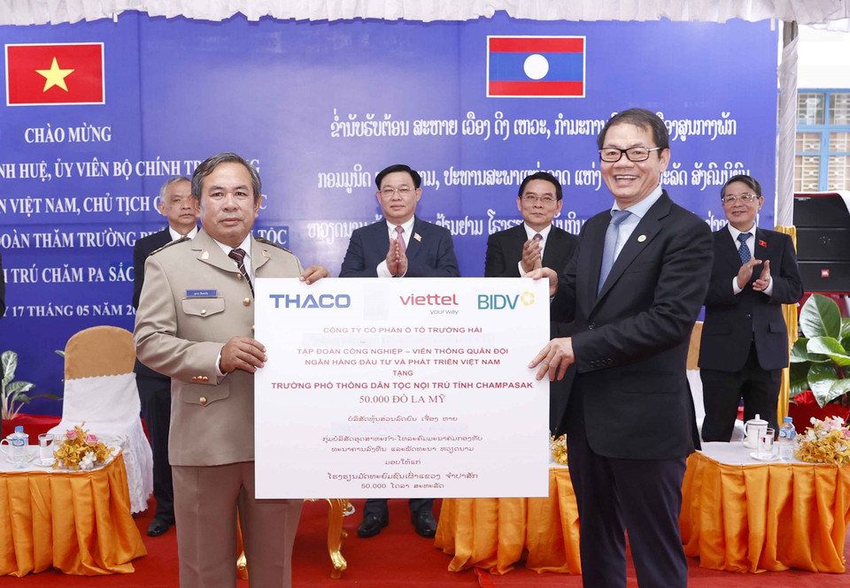 Công ty cổ phần Trường Hải, Tập đoàn Công nghiệp-Viễn thông Quân đội, Ngân hàng Đầu tư và Phát triển Việt Nam tặng 50.000 USD cho Trường phổ thông Dân tộc nội trú tỉnh Champasak. (Ảnh: Doãn Tấn/TTXVN)