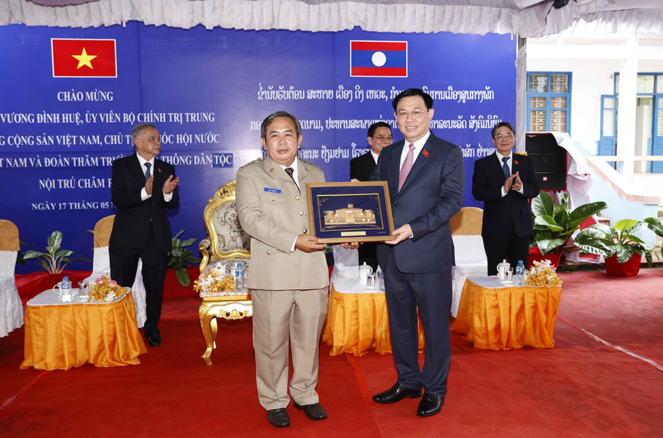 Chủ tịch Quốc hội Vương Đình Huệ trao tặng phẩm cho nhà trường. (Ảnh: Doãn Tấn/TTXVN)