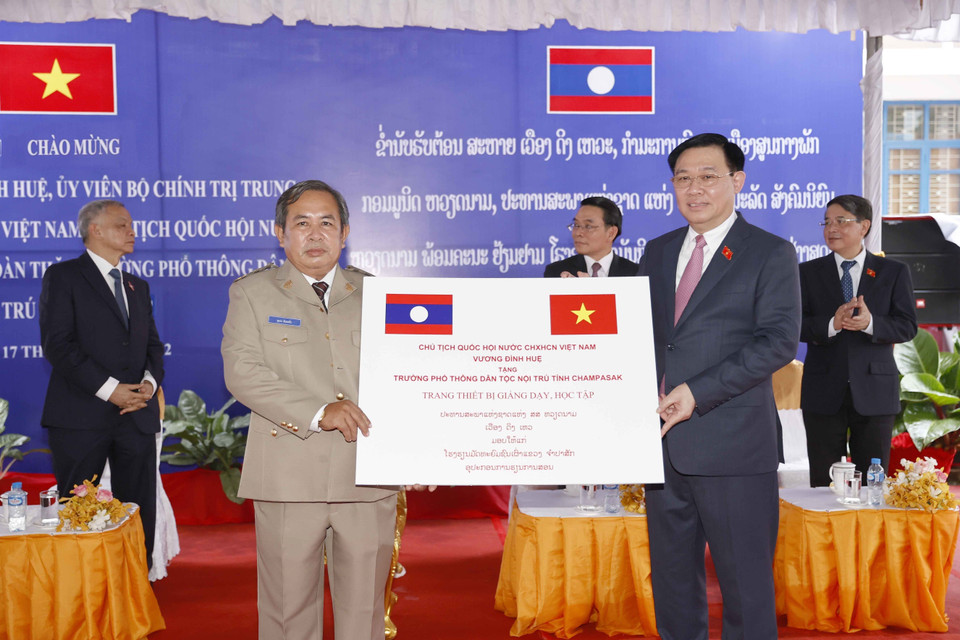 Chủ tịch Quốc hội Vương Đình Huệ tặng trang thiết bị giảng dạy, học tập cho Trường phổ thông Dân tộc nội trú tỉnh Champasak. (Ảnh: Doãn Tấn/TTXVN)