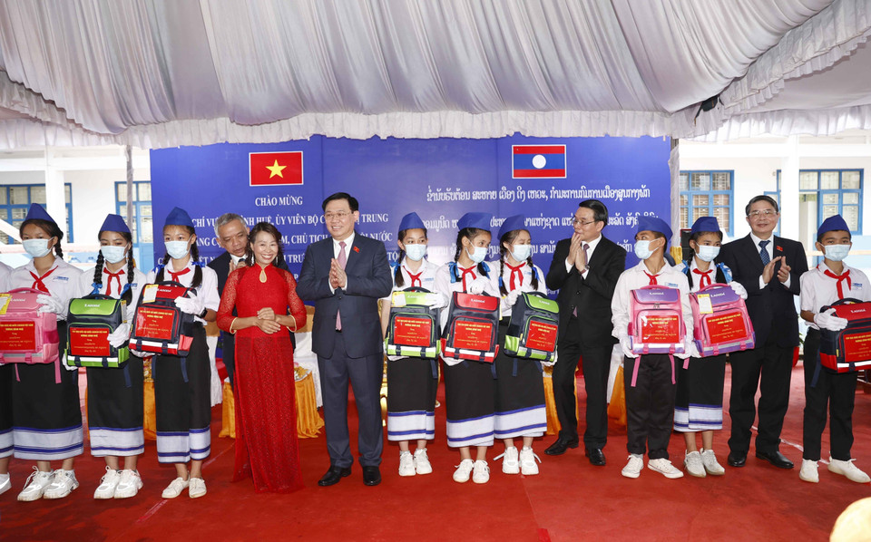 Chủ tịch Quốc hội Vương Đình Huệ tặng quà cho các cháu học sinh giỏi. (Ảnh: Doãn Tấn/TTXVN)