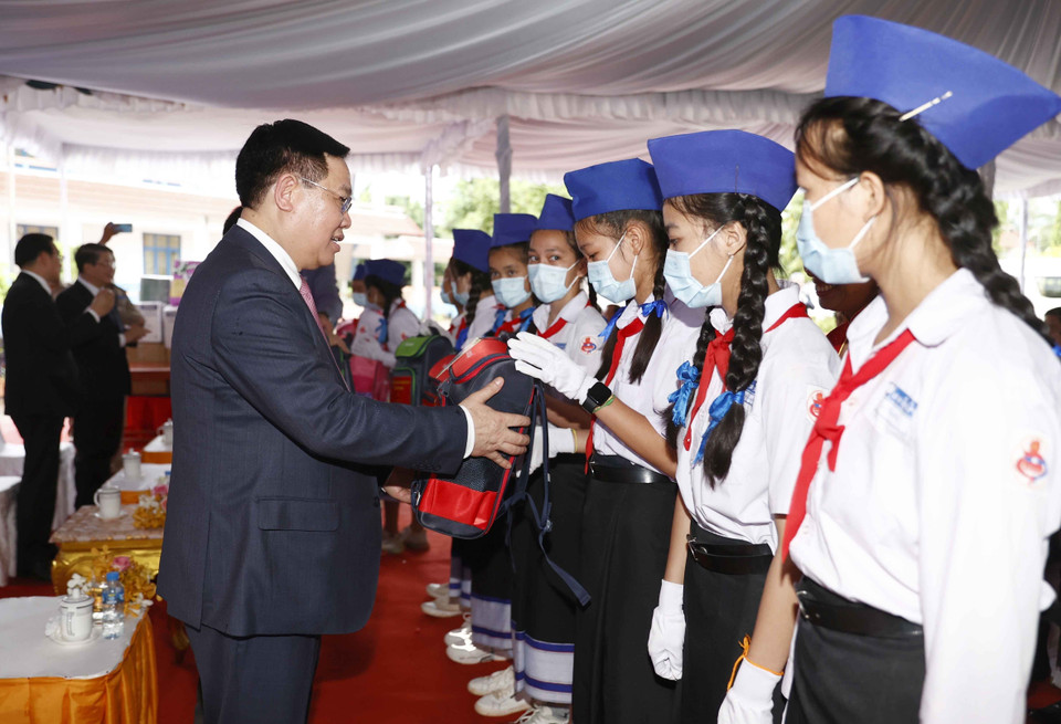 Chủ tịch Quốc hội Vương Đình Huệ tặng quà cho các cháu học sinh giỏi. (Ảnh: Doãn Tấn/TTXVN) 