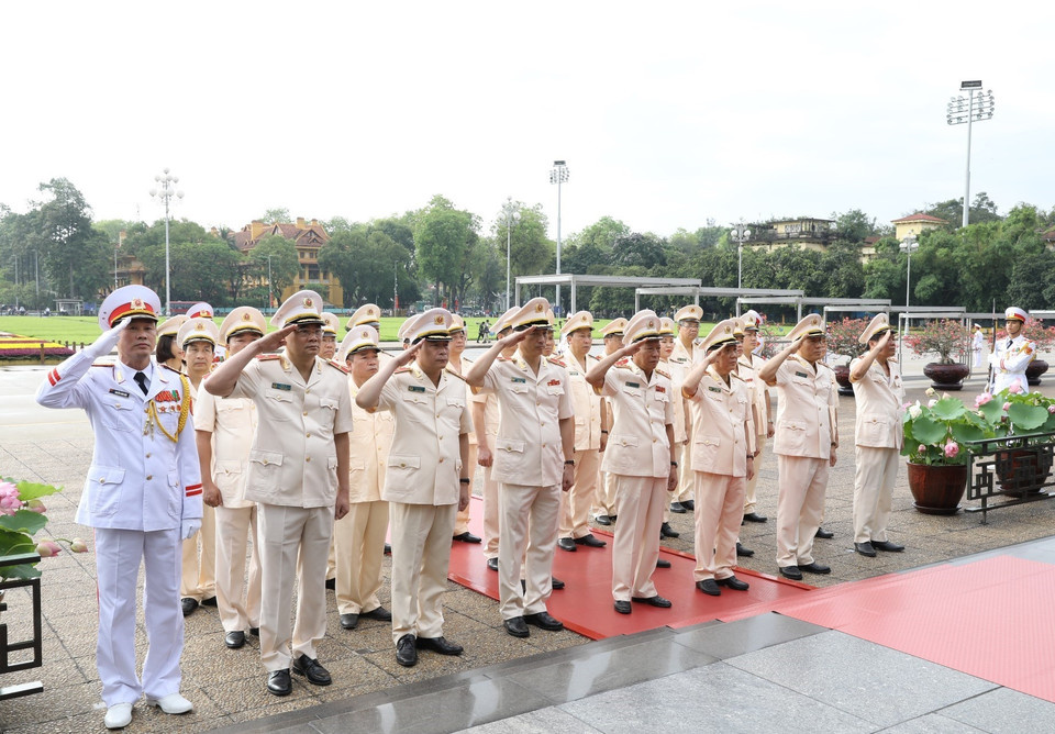 Đoàn đại biểu Đảng ủy Công an Trung ương và Bộ Công an tới đặt vòng hoa và vào Lăng viếng Chủ tịch Hồ Chí Minh. (Ảnh: Văn Điệp/TTXVN)