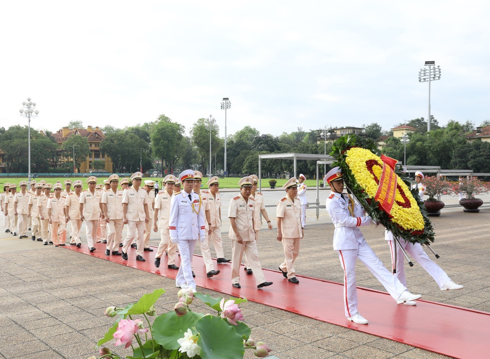 Đoàn đại biểu Đảng ủy Công an Trung ương và Bộ Công an tới đặt vòng hoa và vào Lăng viếng Chủ tịch Hồ Chí Minh. (Ảnh: Văn Điệp/TTXVN)