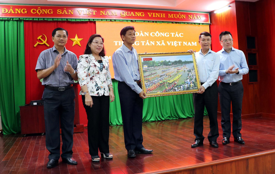 Lãnh đạo tỉnh Sóc Trăng tặng bức ảnh Đua ghe Ngo cho lãnh đạo TTXVN. (Ảnh: Trung Hiếu/TTXVN)