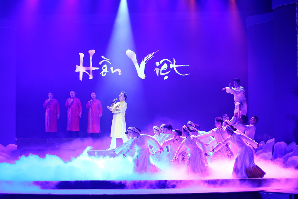 Nghệ sỹ ưu tú Ngọc Khang, nhóm Cầu Vồng và tập thể nghệ sỹ biểu diễn hát múa “Hồn Việt”(Phần I: Tổ quốc). (Ảnh: Hoàng Hiếu/TTXVN)