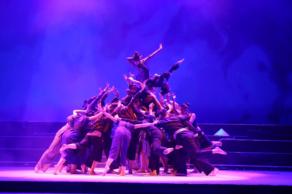 Tác phẩm múa “Bình Minh đất Việt” - phần I: Tổ quốc. (Ảnh: Hoàng Hiếu/TTXVN)