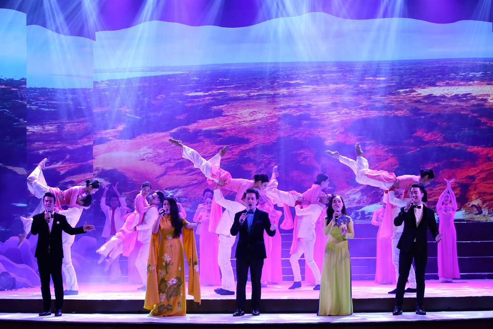 Tiết mục“Quê hương tôi Việt Nam” biểu diễn mở màn chương trình. (Ảnh: Hoàng Hiếu/TTXVN)