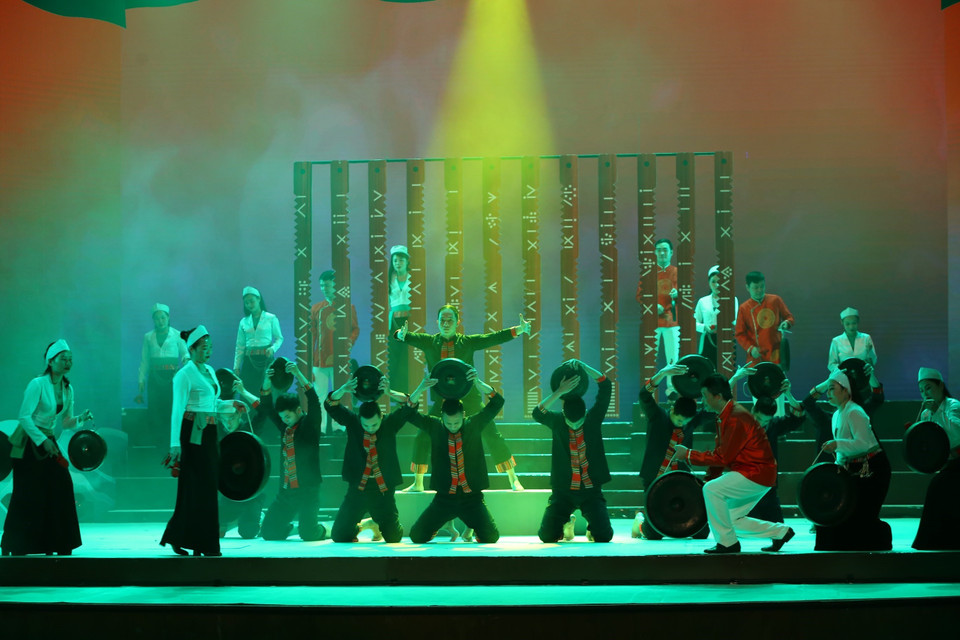 Đoàn nghệ thuật các dân tộc tỉnh Hoà Bình và tập thể nghệ sỹ biểu diễn “Âm vang cuội nguồn” (Phần I: Tổ quốc). (Ảnh: Hoàng Hiếu/TTXVN)