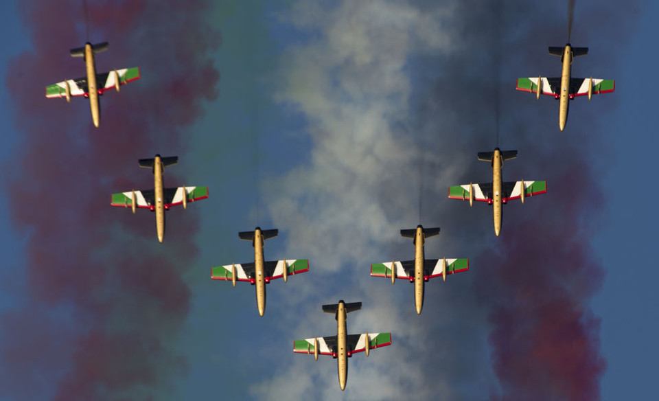 Đội bay trình diễn Al Fursan của Các tiểu vương quốc Arab thống nhất (UAE) tại Triển lãm hàng không quốc tế Dubai Airshow. (Sputnik)