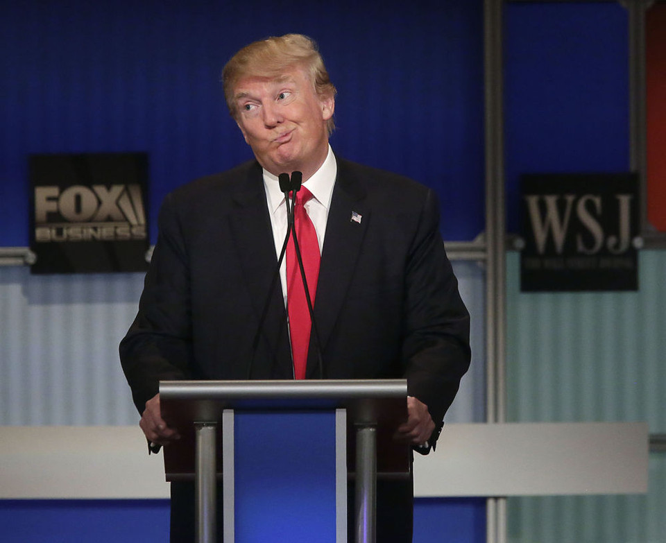 Ứng cử viên đảng Cộng hòa Donald Trump phản ứng tại cuộc tranh luận trên truyền hình hôm 10/11. (Ảnh: AFP)