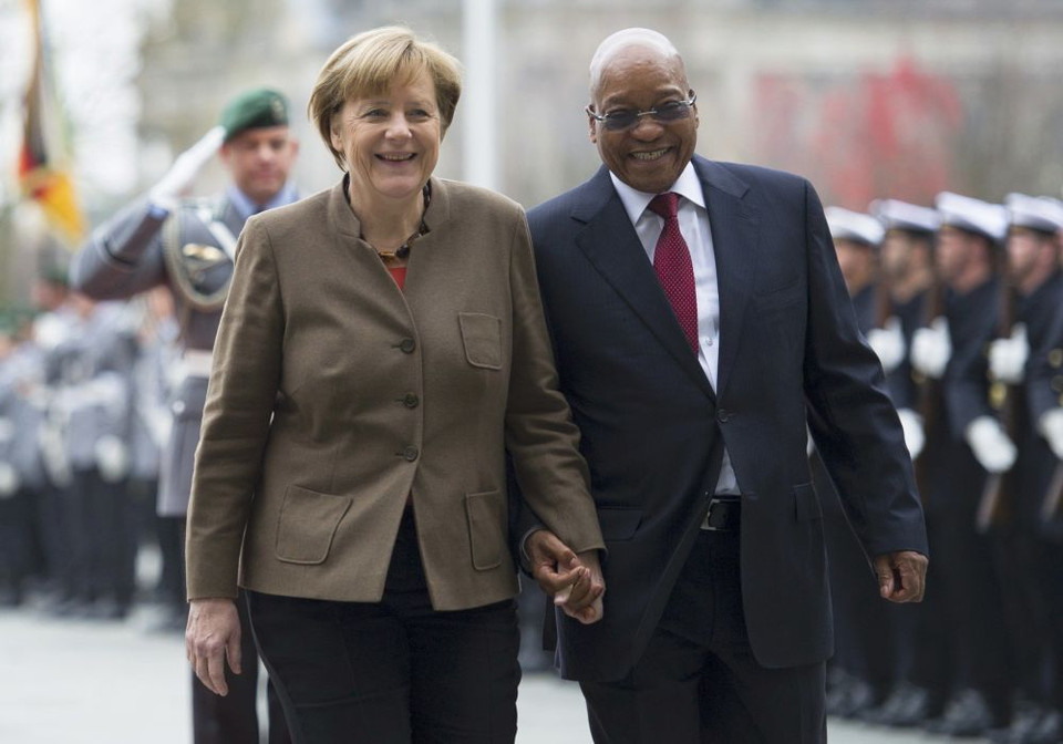 Thủ tướng Đức Angela Merkel và Tổng thống Nam Phi Jacob Zuma nắm tay tại buổi đón tiếp ở Phủ Thủ tướng tại Berlin. (Ảnh: Reuters)