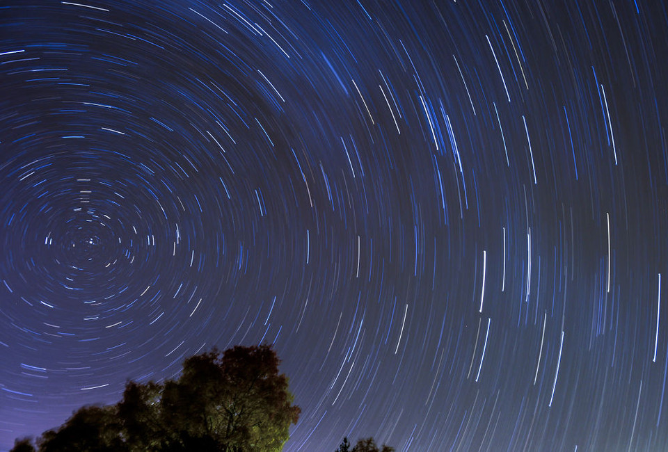 Bức ảnh chụp phơi sáng trong 35 phút về các ngôi sao di chuyển trên bầu trời ở đỉnh núi Karradzica ở Macedonia. (Ảnh: EPA)
