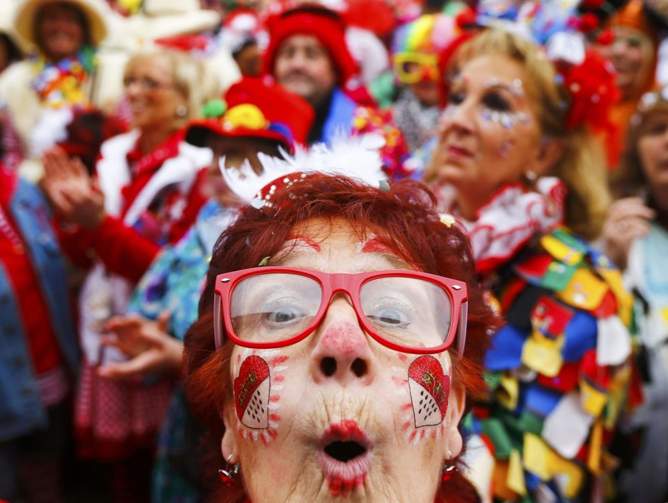 Người dân chào mừng mùa lễ hội carnival ở Cologne. (Ảnh: Reuters)