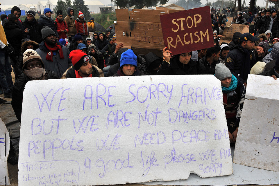 Người nhập cư dán băng dính vào mồm để phản đối.