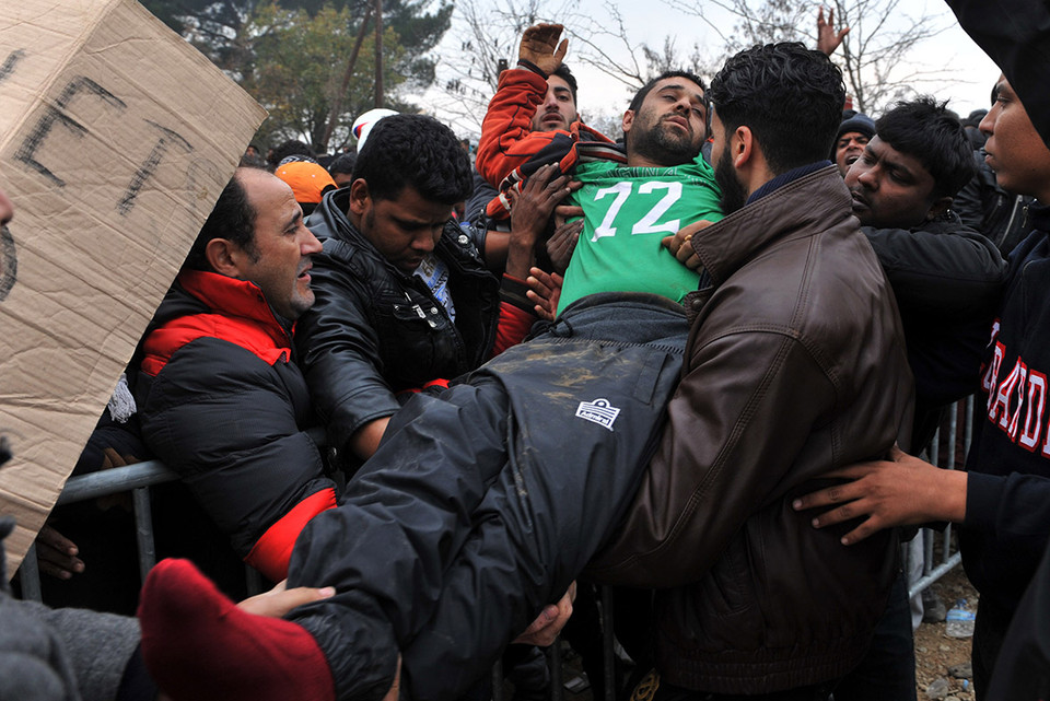 Một người nhập cư kiệt sức khi phải chờ đợi tại biên giới Hy Lạp-Macedonia. (Ảnh: AFP)