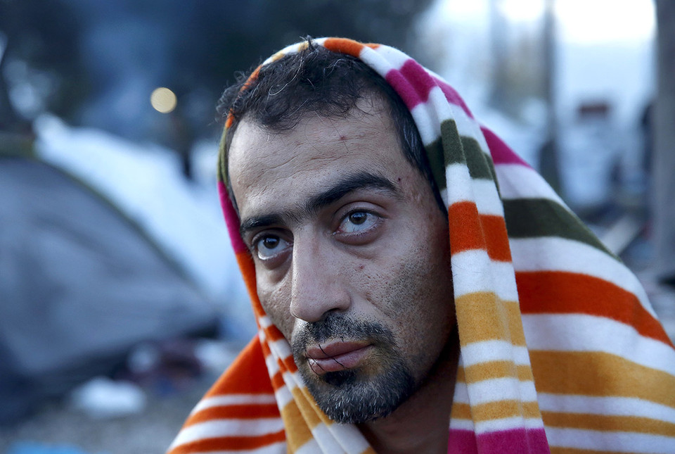 Hamid, một kỹ sư điện người Iran đã khâu mồm để phản đối chính sách ưu tiên với người tị nạn Syria. (Ảnh: Reuters)