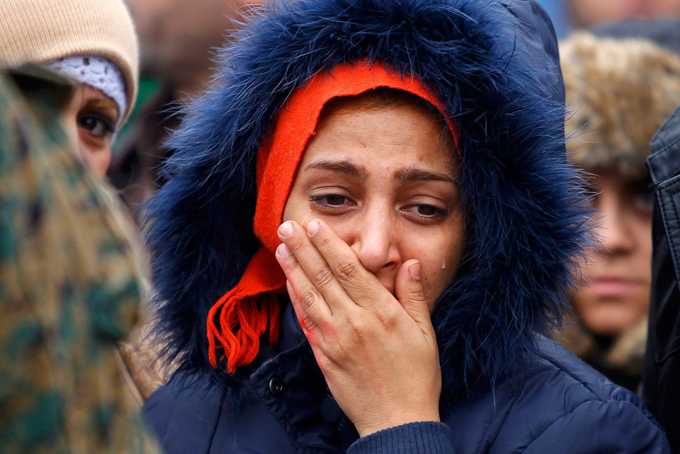 Người phụ nữ nhập cư không kìm được nước mắt khi phải chờ đợi tại biên giới. (Ảnh: Reuters)