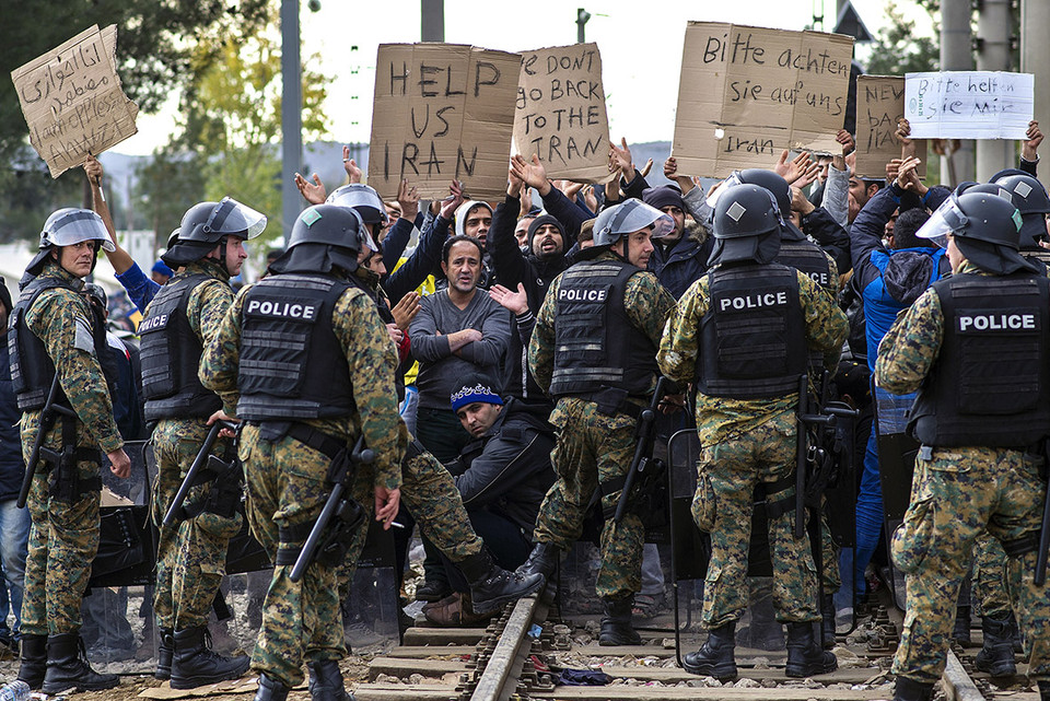 Người nhập cư Iran tập trung phản đối trước hàng rào cảnh sát Macedonia. (Ảnh: AFP)