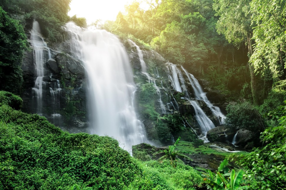 Thác nước Wachirathan hùng vĩ với độ cao 80m. (Ảnh: Alamy)