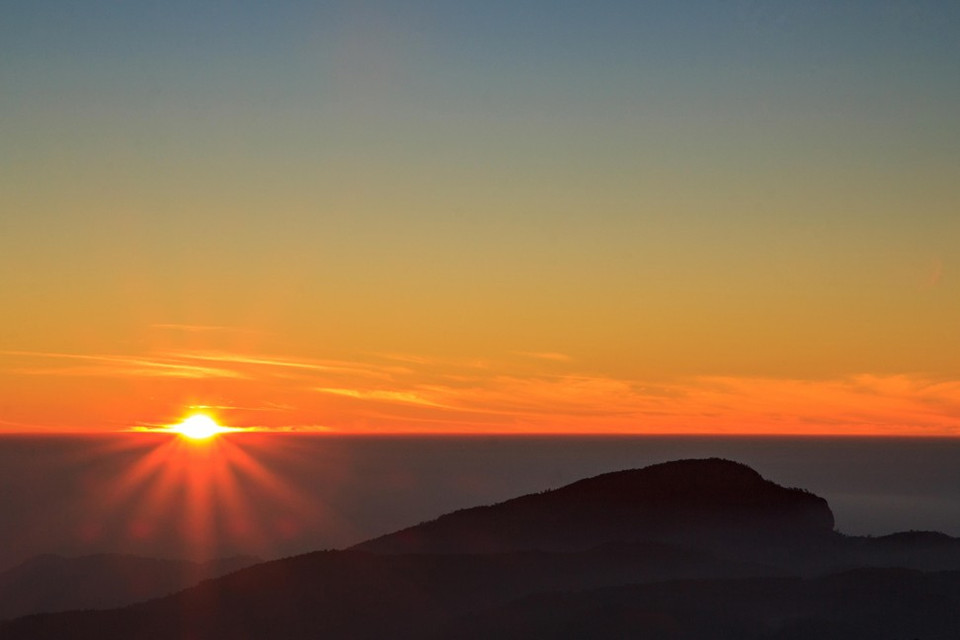Cảnh bình minh trên đỉnh núi Doi Inthanon. (Ảnh: Alamy)