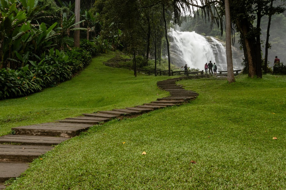 Con đường dẫn vào thác Wachirathan. (Ảnh: Alamy)