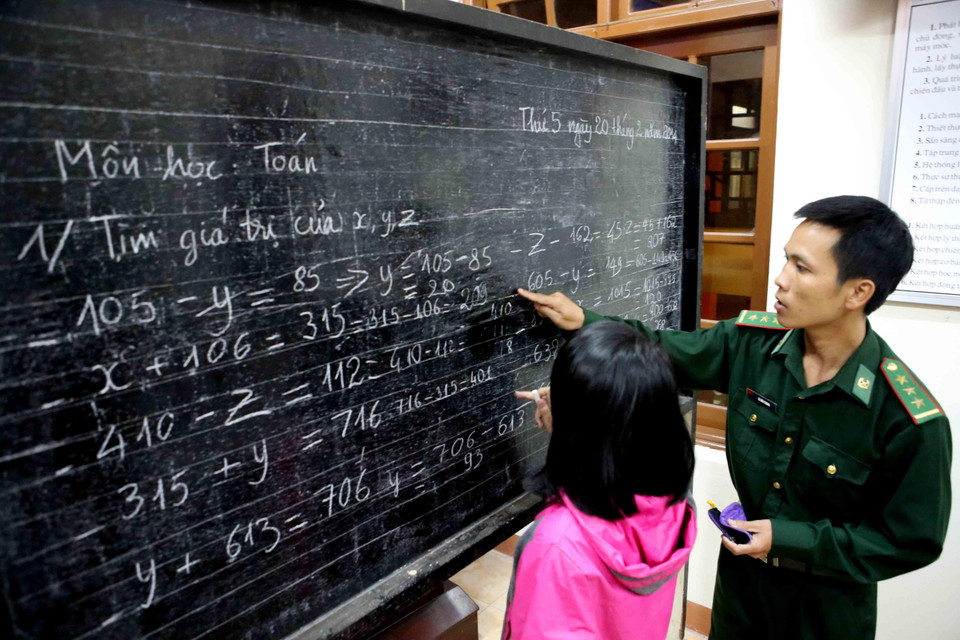 Từ năm 2011 đến nay, Trạm Biên phòng cửa khẩu cảng Sông Hàn (Đà Nẵng) đã mở Lớp học Tình thương cho con em hộ nghèo, có hoàn cảnh đặc biệt khó khăn và thất học ở vùng ven biển thành phố. (Ảnh: Trần Lê Lâm/TTXVN)